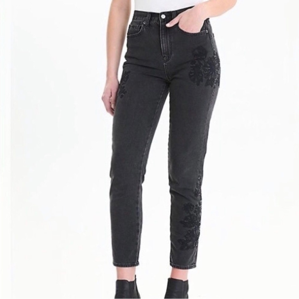 American Eagle • Embroidered Mom Jean